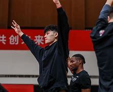 包含里程碑夜深圳男篮官宣签约，意大利杯清晨刷纪录，引发热议，团队化学反应显著的词条