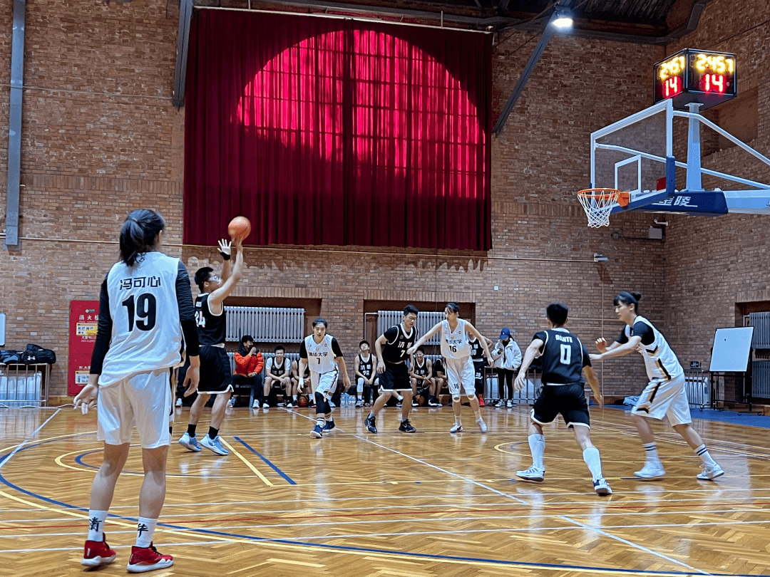 武汉三镇训练开放日；转会期豪取连胜引欢呼；欧联在即；资深球员宣示担当的简单介绍